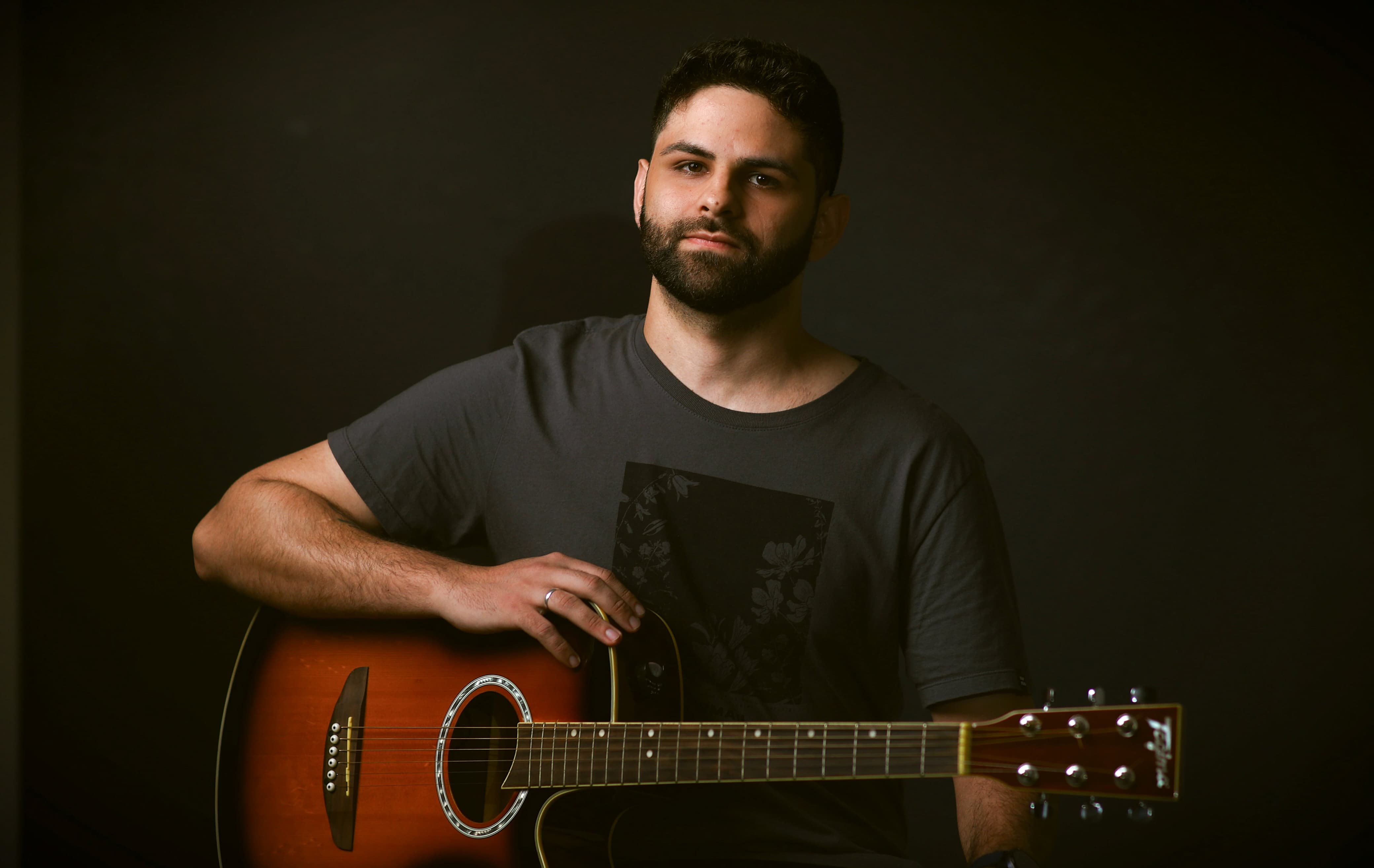 Músico Aquino com seu violão.